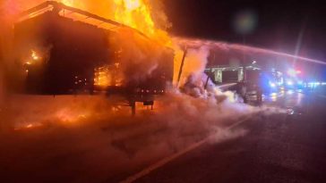 Suceava: O remorcă cu 700 de europaleți a ars la Drăgușeni
