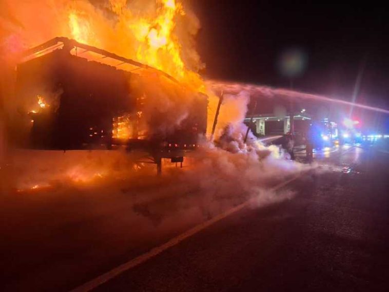 Suceava: O remorcă cu 700 de europaleți a ars la Drăgușeni
