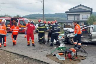 Bacău: Două persoane încarcerate în urma unui accident în care au fost implicate trei mașini, la Onești
