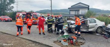 Bacău: Două persoane încarcerate în urma unui accident în care au fost implicate trei mașini, la Onești