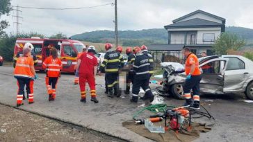 Bacău: Două persoane încarcerate în urma unui accident în care au fost implicate trei mașini, la Onești