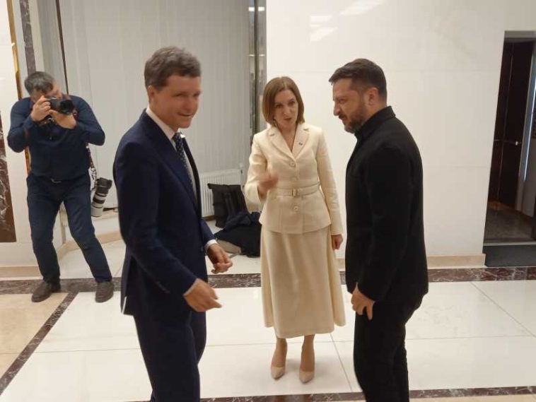 VIDEO Zelenski, la Chișinău: #Ucraina este pregătită să contribuie la dezvoltarea capacităților de apărare ale României și Republicii…
