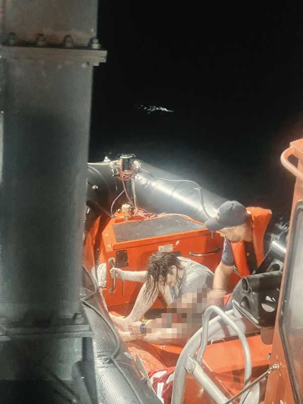 VIDEO Intervenție în Marea Neagră pentru salvarea echipajului unei nave care s-a scufundat; 12 persoane la bord