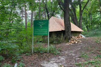 Buzău: Un preot-călugăr a construit un acoperiș modern pe un schit din piatră vechi de secole; autoritățile au deschis o anchetă (GALERIE…