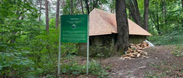 Buzău: Un preot-călugăr a construit un acoperiș modern pe un schit din piatră vechi de secole; autoritățile au deschis o anchetă (GALERIE…