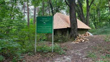 Buzău: Un preot-călugăr a construit un acoperiș modern pe un schit din piatră vechi de secole; autoritățile au deschis o anchetă (GALERIE…