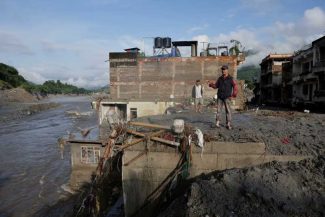 Salvatorii din Nepal acționează sub amenințarea producerii unor noi viituri; peste 550 de morți