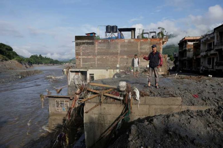 Salvatorii din Nepal acționează sub amenințarea producerii unor noi viituri; peste 550 de morți