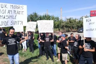 Arad: Un nou protest al păgubiților care nu și-au primit mașinile plătite la un dealer