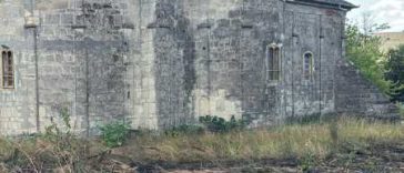 Vaslui: Incendiu în curtea bisericii monument din Tatomirești; au ars 1.500 de metri pătrați de vegetație uscată