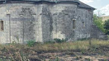 Vaslui: Incendiu în curtea bisericii monument din Tatomirești; au ars 1.500 de metri pătrați de vegetație uscată