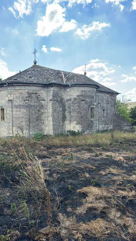 Vaslui: Incendiu în curtea bisericii monument din Tatomirești; au ars 1.500 de metri pătrați de vegetație uscată