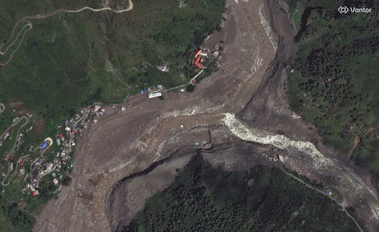 Viitura din Nepal: Echipele de salvare încearcă să evacueze peste 100 de muncitori blocați într-un tunel