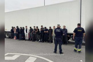 Poliția de Frontieră: 15 cetățeni străini depistați ascunși într-un automarfar la Calafat