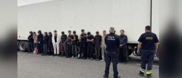 Poliția de Frontieră: 15 cetățeni străini depistați ascunși într-un automarfar la Calafat