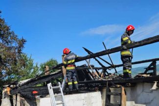 Bacău: Bărbat găsit decedat în urma unui incendiu izbucnit de la un scurtcircuit, într-o locuință din Comănești