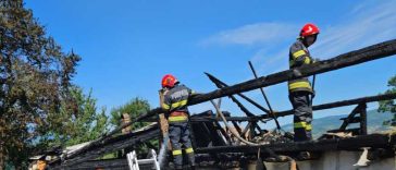 Bacău: Bărbat găsit decedat în urma unui incendiu izbucnit de la un scurtcircuit, într-o locuință din Comănești