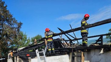 Bacău: Bărbat găsit decedat în urma unui incendiu izbucnit de la un scurtcircuit, într-o locuință din Comănești