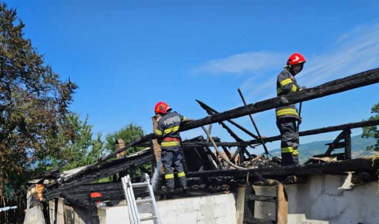 Bacău: Bărbat găsit decedat în urma unui incendiu izbucnit de la un scurtcircuit, într-o locuință din Comănești