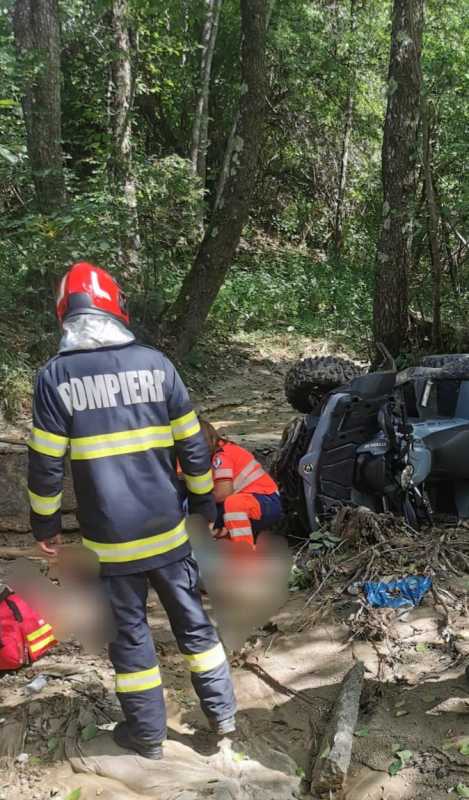 VIDEO Argeș: ATV răsturnat în comuna Vlădești; o persoană a decedat, iar alta a ajuns la spital