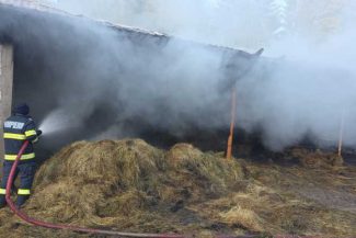 Harghita: Incendiu la un fânar din comuna Subcetate; a ars și o mașină
