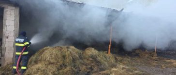 Harghita: Incendiu la un fânar din comuna Subcetate; a ars și o mașină