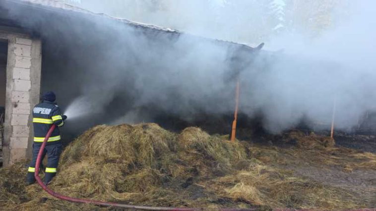Harghita: Incendiu la un fânar din comuna Subcetate; a ars și o mașină