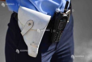 Bacău: Focuri de avertisment trase de polițiști, după ce au fost atacați la o intervenție