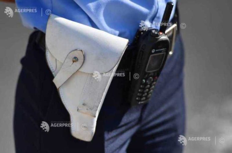 Bacău: Focuri de avertisment trase de polițiști, după ce au fost atacați la o intervenție