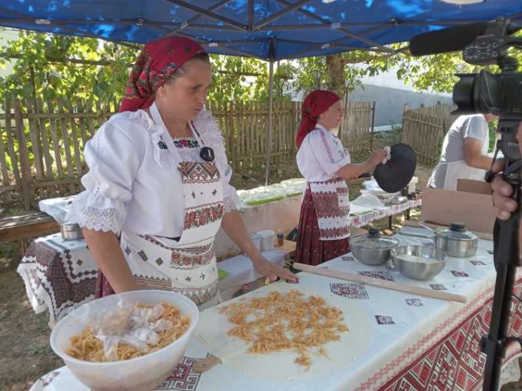 Maramureș: Plăcintele și pancovele, vedetele unui festival gastronomic local din comuna Vima Mică