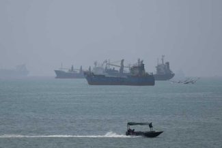 Teheranul susține că un petrolier de mari dimensiuni a luat foc după ce a lovit mine în Strâmtoarea Ormuz