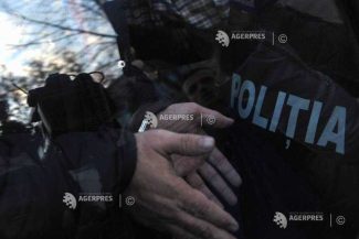 Bacău: Cei doi bărbați care au atacat un echipaj de poliție la Faraoani au fost arestați preventiv