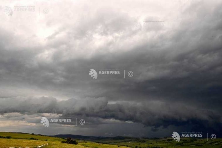 Informare de vreme instabilă, cu averse moderate și vânt în majoritatea regiunilor, marți (meteorologi)