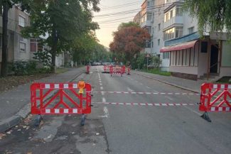 VIDEO Buzău: O autospecială utilizată pentru desfundarea canalizărilor a căzut într-o groapă apărută brusc în asfalt