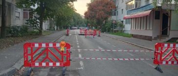 VIDEO Buzău: O autospecială utilizată pentru desfundarea canalizărilor a căzut într-o groapă apărută brusc în asfalt
