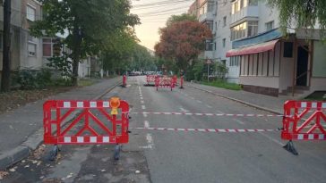 VIDEO Buzău: O autospecială utilizată pentru desfundarea canalizărilor a căzut într-o groapă apărută brusc în asfalt