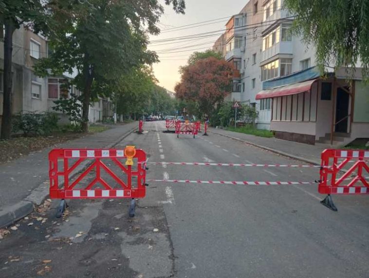 VIDEO Buzău: O autospecială utilizată pentru desfundarea canalizărilor a căzut într-o groapă apărută brusc în asfalt