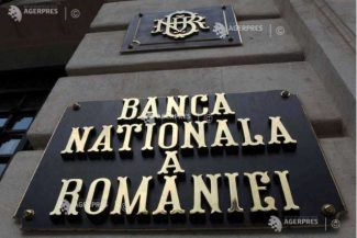 Leul s-a depreciat, luni, în raport cu euro și dolarul american