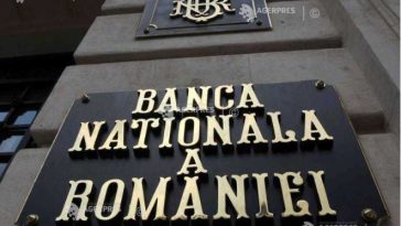 Leul s-a depreciat, luni, în raport cu euro și dolarul american