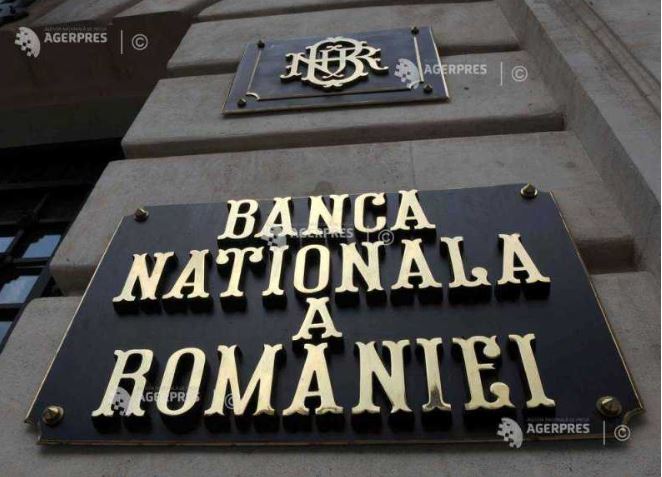 Leul s-a depreciat, luni, în raport cu euro și dolarul american