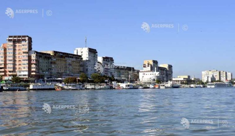 Tulcea: Ambarcațiuni și pontoane avariate de o navă maritimă, în Portul Tulcea