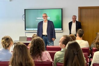 Adrian-Victor Vevera prezintă proiectele ICI Bucuresti la evenimentul ICI Open Labs