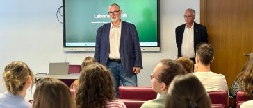 Adrian-Victor Vevera prezintă proiectele ICI Bucuresti la evenimentul ICI Open Labs