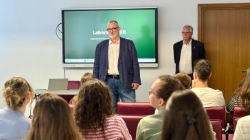 Adrian-Victor Vevera prezintă proiectele ICI Bucuresti la evenimentul ICI Open Labs