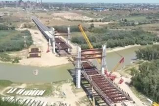 Directorul CNAIR anunţă că a fost ridicat şi poziţionat încă un segment al tablierului podului peste râul Siret, pe Drumul Expres Brăila – Galaţi / Circulaţia trebuie deschisă până la finalul acestui an – VIDEO
