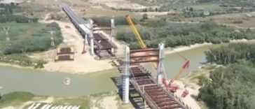 Directorul CNAIR anunţă că a fost ridicat şi poziţionat încă un segment al tablierului podului peste râul Siret, pe Drumul Expres Brăila – Galaţi / Circulaţia trebuie deschisă până la finalul acestui an – VIDEO