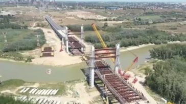 Directorul CNAIR anunţă că a fost ridicat şi poziţionat încă un segment al tablierului podului peste râul Siret, pe Drumul Expres Brăila – Galaţi / Circulaţia trebuie deschisă până la finalul acestui an – VIDEO