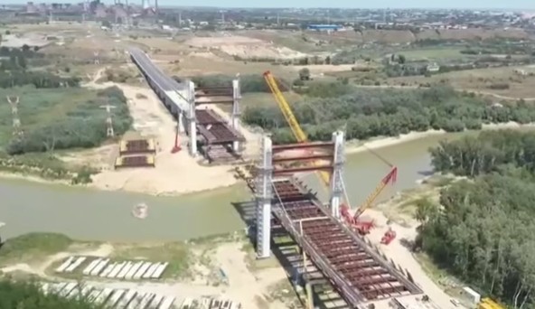 Directorul CNAIR anunţă că a fost ridicat şi poziţionat încă un segment al tablierului podului peste râul Siret, pe Drumul Expres Brăila – Galaţi / Circulaţia trebuie deschisă până la finalul acestui an – VIDEO