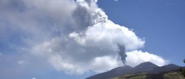 O nouă activitate eruptivă a vulcanului Etna provoacă restricții pe aeroportul din Catania