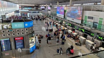 Cenușa emisă de vulcanul Etna reduce numărul de sloturi de aterizare pe aeroportul din Catania
